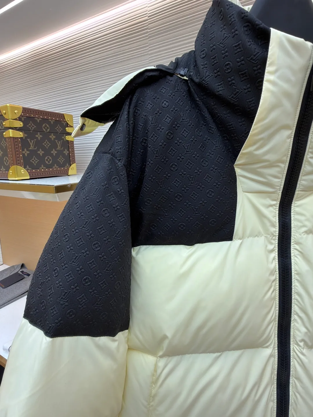 LOUIS VUITTON Positioned Pattern Belted Down Jacket ●Original version: Purchased and developed by 26829 ●Item No.: 1682101-D30 ●Fabric: White duck down fabric ●Technology: Mechanical down filling ●Color: Black and white color matching ●Type: Fitted version ●Weight: about 1105 grams ●Size: S-M-L-XL ●Description: This practical jacket combines temperature and style. The body is made of two fabrics of close tones, and the yoke and hood are made of Mini Monogram embossed material. The detachable hood is cleverly stored on the collar and sleeve sides, embellished with logo silicone patches and Ecodown© filling, which is lightweight and warm. Fabric 1: 92% nylon, 8% spandex; Fabric 2: 90% nylon, 10% spandex; Lining 1: 92% nylon, 8% spandex; Lining 2: 100% polyester Filling: 100% polyester; Trims excluded; detachable hood with ripstop yoke and embossed logo on hood, drawstring hem filled with 100% Ecodown© recycled polyester for easy care and lightweight texture, warmth and insulation. The overall wiring is straight and delicate, the fabric is comfortable and soft, and the color is consistent without color difference. It can be matched with the same style to create a fashionable look and control various occasions. Customized accessories, complete with three standards, same style for men and women!